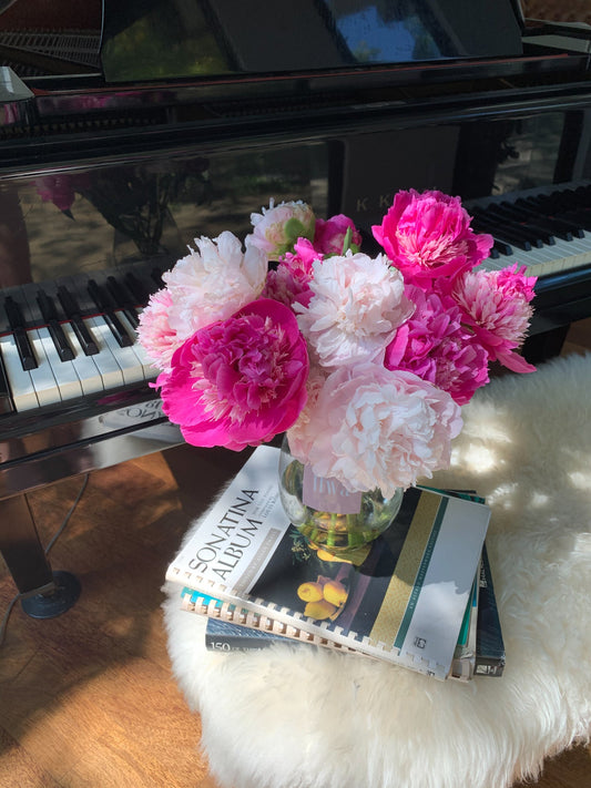 Peonies à la Vase